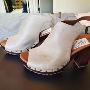 Korks sling back open toed shoes.